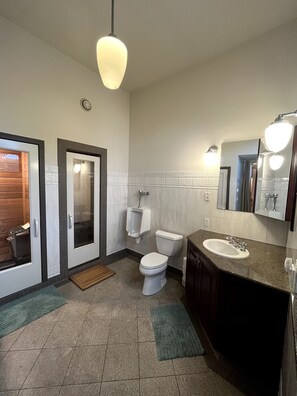 Een douche, een haardroger, handdoeken, zeep