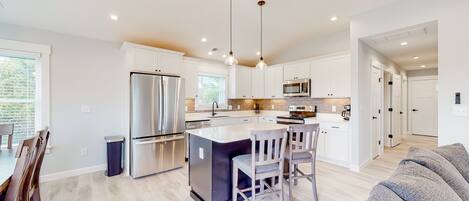 Kühlschrank, Mikrowelle, Ofen, Herdplatte