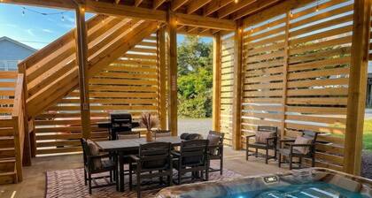 Coastal Paradise: Dog-friendly, hot tub, shared pool