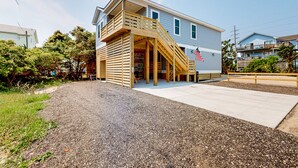 Et toetagers hus med en træterrasse og et amerikansk flag.
