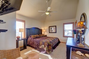 4 bedrooms, free WiFi, bed sheets - Ocean-view home with private pool, hot tub, two wraparound decks, & central AC (Waves)