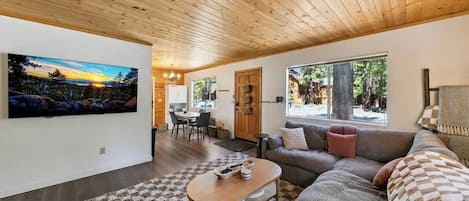 Televisión y chimenea