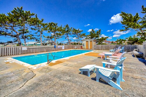 Incredible waterfront condo with amazing ocean views, pool, deck, & beach access