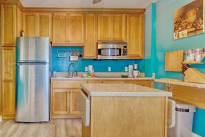 Jääkaappi, mikroaaltouuni, liesi, kahvin-/teenkeitin