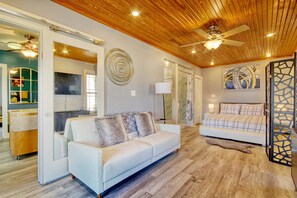 2 makuuhuonetta, työpöytä, silitysrauta/-lauta, ilmainen Wi-Fi