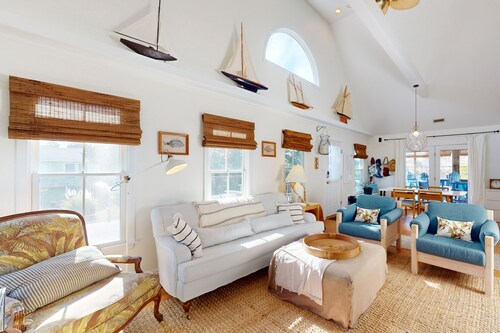 2-story beach cottage with private patio, screened balcony, AC, & W/D