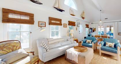 2-story beach cottage with private patio, screened balcony, AC, & W/D