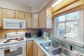 Kjøleskap, mikrobølgeovn, ovn og kokeplater