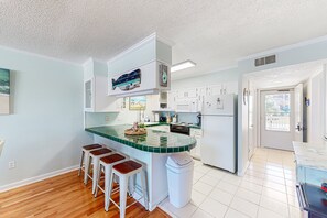 Kjøleskap, mikrobølgeovn, ovn og kokeplater