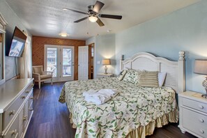 5 bedrooms, free WiFi, bed sheets - 3-story Pet friendly home with private outdoor pool, hot tub, pool table, & elevator (Waves)