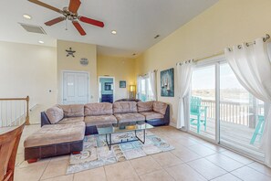 TV, peis, DVD-spiller og bøker