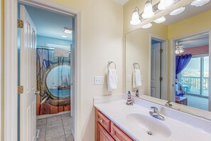 Regadera, secadora de cabello, toallas 