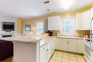 Køleskab, mikrobølgeovn, ovn, kogeplade