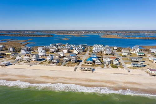 Coastal home with short walk to the beach, community pool