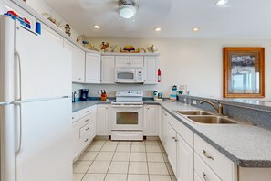 ثلاجة، ميكروويف، فرن، موقد طهي مسطح