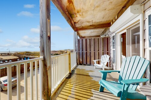 First-floor oceanfront home with outdoor pool, hot tub, washer/dryer - dog-friendly