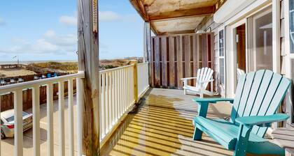 First-floor oceanfront home with outdoor pool, hot tub, washer/dryer - dog-friendly