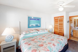 4 bedrooms, desk, free WiFi, bed sheets - Waterfront Home w/ Private Hot Tub, Fireplace, AC, Washer/Dryer & Shared Pool (Avon)