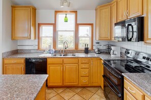 Refrigerador, microondas, horno y parrilla de estufa 