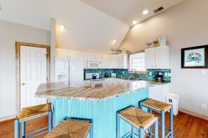 Kjøleskap, mikrobølgeovn, ovn og kokeplater