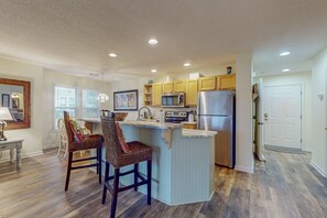 Kjøleskap, mikrobølgeovn, ovn og kokeplater