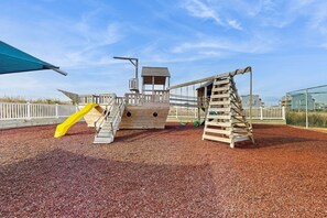 Children’s area - Relaxing oceanfront condo with pool, gym, kitchen, and WiFi (North Topsail Beach)