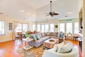 Televisión, chimenea, reproductor de DVD