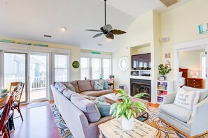 Televisión, chimenea, reproductor de DVD