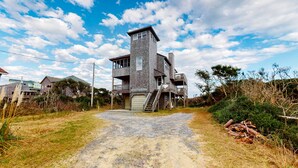 Une maison à deux étages avec un garage et un escalier menant à l’étage supérieur.