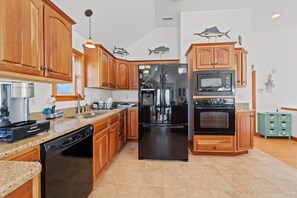 Kjøleskap, mikrobølgeovn, ovn og kokeplater