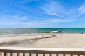 On the beach - Dog-friendly oceanfront home with direct beach access and close to attractions (North Topsail Beach)