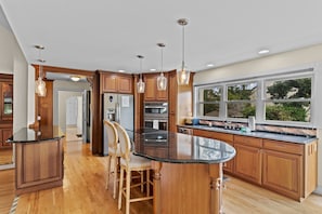 冷蔵庫、電子レンジ、オーブン、コンロ