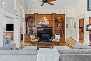 テレビ、暖炉、DVD プレーヤー、書庫