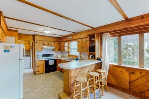 Kjøleskap, mikrobølgeovn, ovn og kokeplater