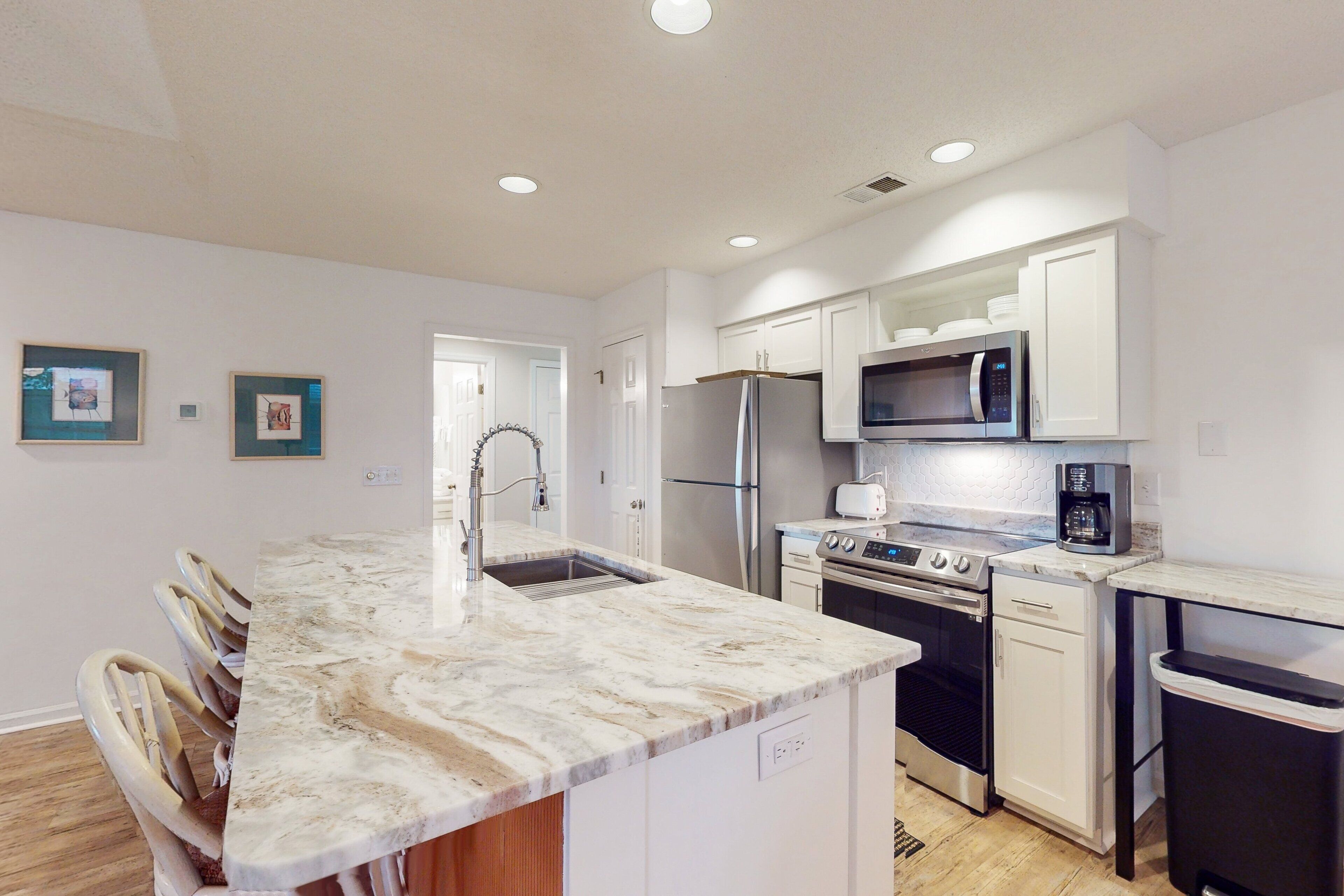 Refrigerador, microondas, horno y parrilla de estufa 