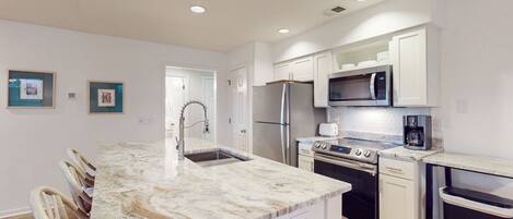 Jääkaappi, mikroaaltouuni, uuni, liesi