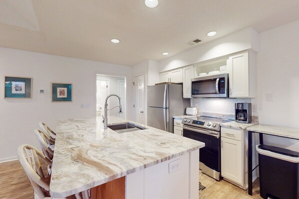 冷蔵庫、電子レンジ、オーブン、コンロ