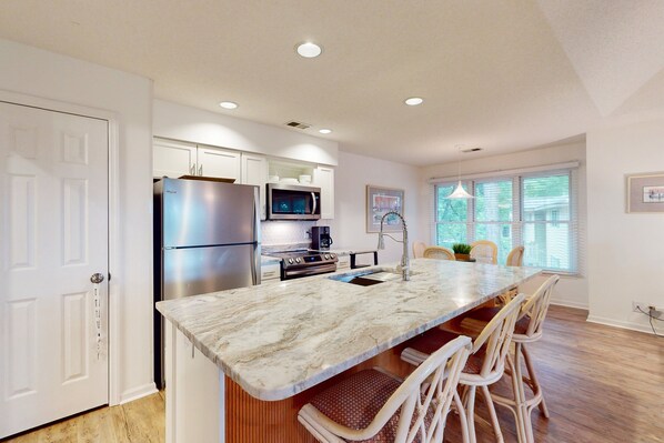 冷蔵庫、電子レンジ、オーブン、コンロ