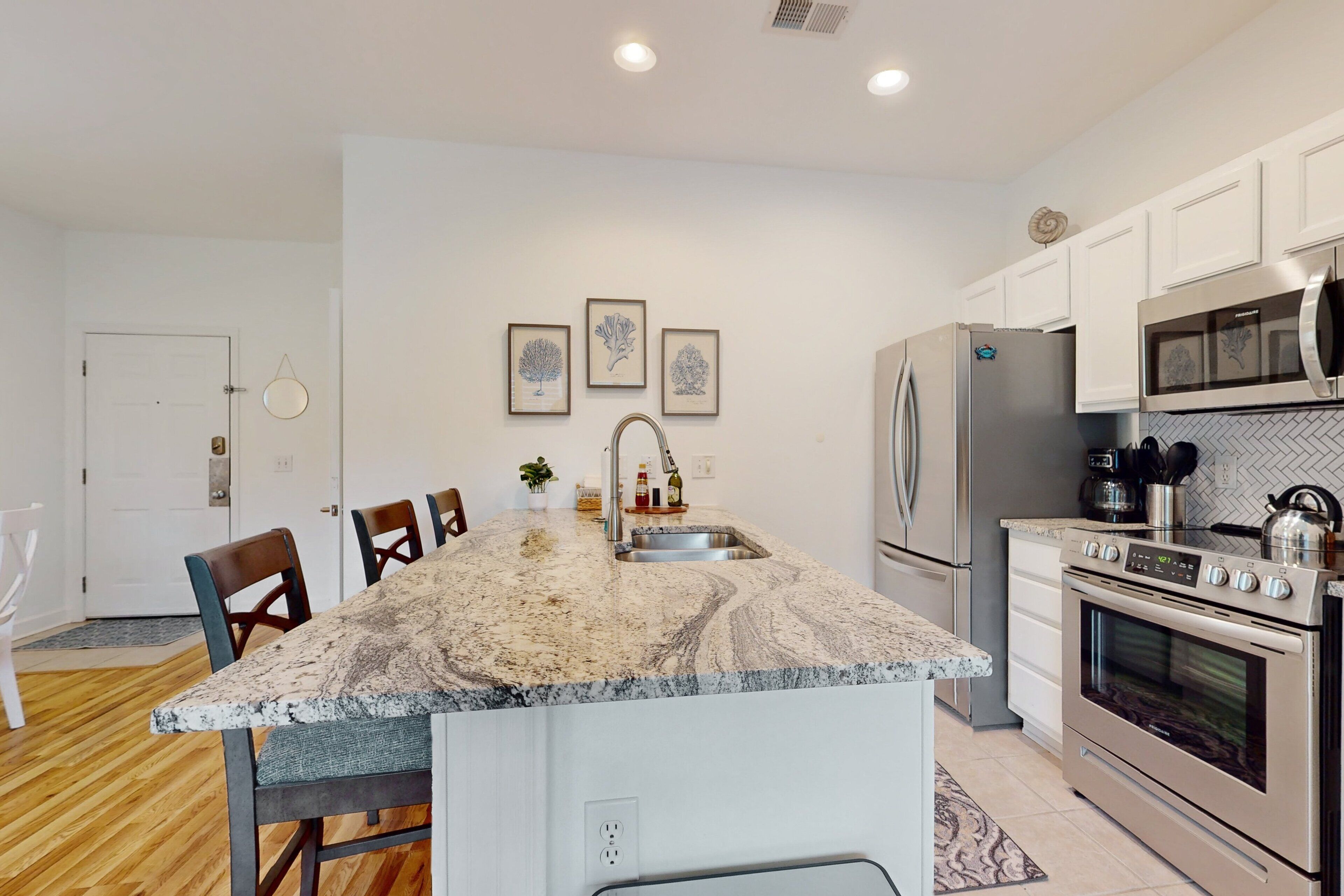 ثلاجة، ميكروويف، فرن، موقد طهي مسطح