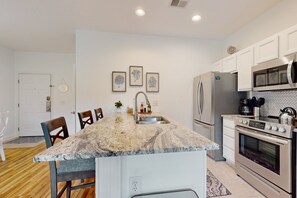 Fridge, microwave, oven, stovetop - Fairway-view condo with on-site golf (Sunset Beach)