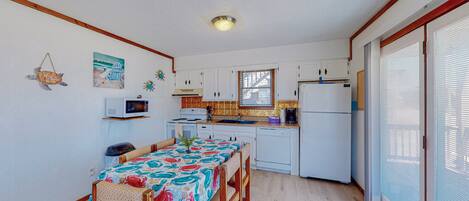 Kjøleskap, mikrobølgeovn, ovn og kokeplater