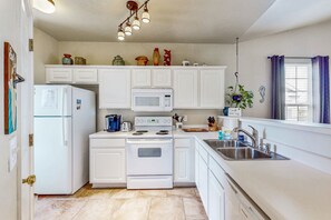 冷蔵庫、電子レンジ、オーブン、コンロ