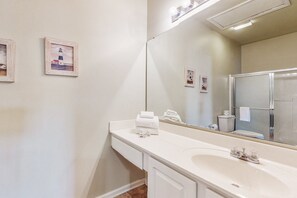 Dusche, Haartrockner, Handtücher