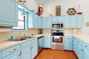 Kjøleskap, mikrobølgeovn, ovn og kokeplater