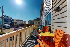 Property grounds - Peaceful Surf City cottage with ocean views and easy beach access (Surf City)