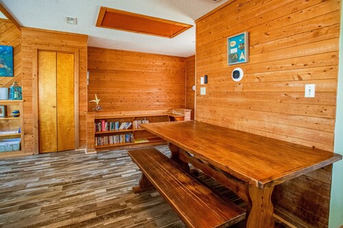 Oceanfront, dog-friendly house w/ WiFi, shared pool, AC, ocean view