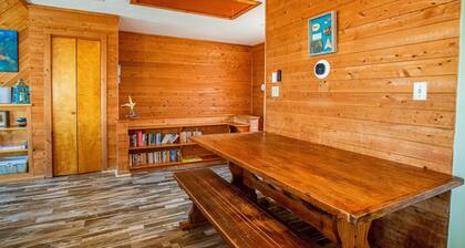 Oceanfront, dog-friendly house w/ WiFi, shared pool, AC, ocean view