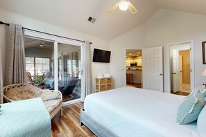 2 soverom, strykejern/-brett, reiseseng for barn og internettilgang