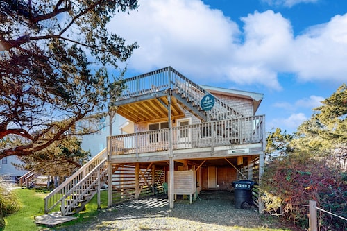 Peaceful & sunlit dog-friendly retreat with balcony - near beaches & pool access
