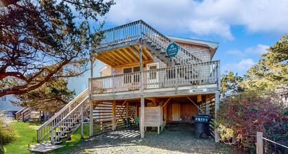 Peaceful & sunlit dog-friendly retreat with balcony - near beaches & pool access